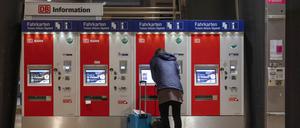 13.10.2023, Nordrhein-Westfalen, Köln: «All you can fahr! - 49 Euro - Das Deutschlandticket» steht auf den Monitoren von Fahrkartenautomaten im  Hauptbahnhof.