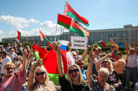 Unterstützung für Lukaschenko: Demonstranten in Minsk Foto: Imago/Itar-Tass/Natalia Fedosenko
