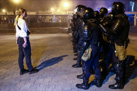 Eine Frau spricht zu Polizisten während Ausschreitungen infolge der Präsidentschaftswahl in Minsk. Foto: imago images/ITAR-TASS