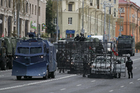 Sicherheitskräfte gehen im Zentrum von Minsk in Stellung. Foto: imago images/ITAR-TASS