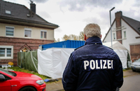 Kindesmissbrauchskomplex Bergisch Gladbach: Ein Haus wird von der Polizei mit Unterstützung des THW durchsucht. Foto: dpa/Dagmar Meyer-Roeger/dmp press