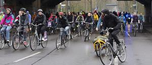 23.04.2023, Berlin: Teilnehmer an einer Fahrraddemonstration gegen den Ausbau der Stadtautobahn A100 fahren am Treptower Park in Richtung Elsenbrücke. Foto: Paul Zinken/dpa +++ dpa-Bildfunk +++