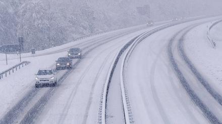 Extremen Schneefälle auf einer Autobahn in Bayern.