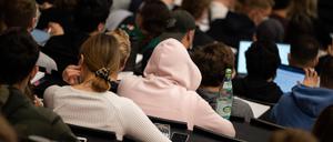 Studenten sitzen in der Vorlesung Mathematik für die Erstsemester des Bachelors Wirtschaftswissenschaften im Audimax in der Universität Hannover.