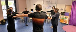 Potsdamer Lehrkräfte zu Besuch in der Da-Vinci-Schule, um das mobile Demokratielabor zu testen.