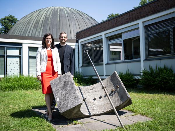 Bildungssenatorin Katharina Günther-Wünsch (CDU) und Tim Florian Horn vom Planetarium am Insulaner.