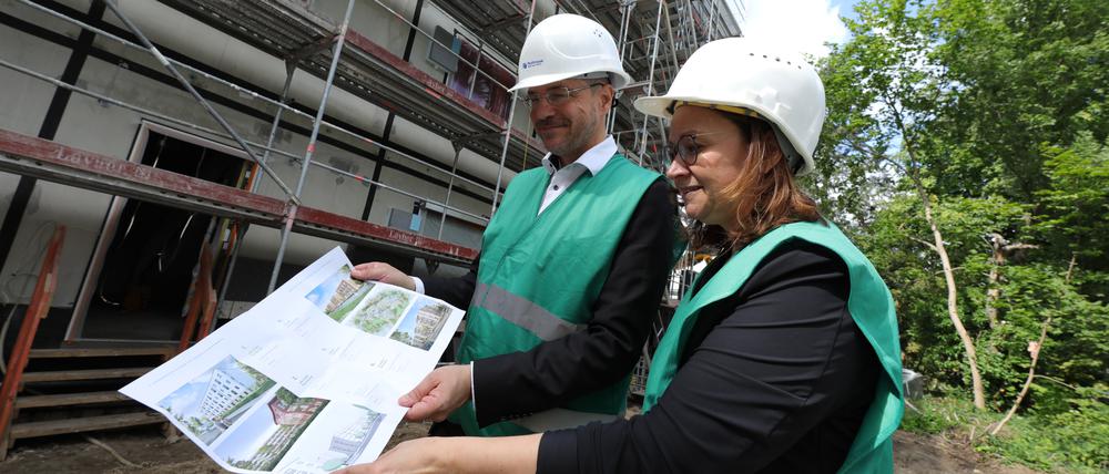 Oberbürgermeister Mike Schubert und Sandra Jacob, Bereichsleiterin Wohnungsbau bei der Pro Potsdam.