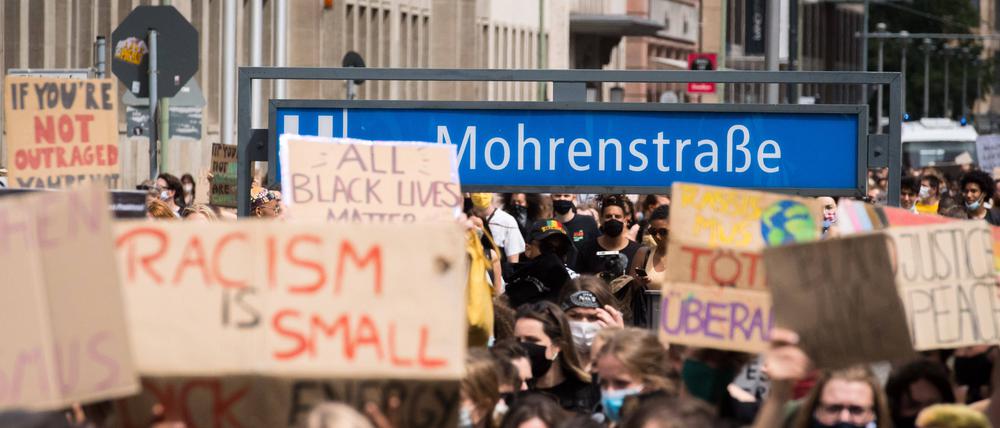Die Mohrenstraße gilt als rassistisch konnotiert. Aber stimmt das? Seit Jahren wird für eine Umbenennung demonstriert.