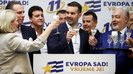 Milojko Spajic (Mi.) hat mit der erst vor einem Jahr gegründeten PES die Parlamentswahl in Montenegro gewonnen.