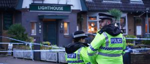Polizisten halten Wache in dem abgesperrten Bereich am Tatort nach Schüssen in einem Pub an Heiligabend in der Nähe von Liverpool.