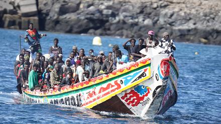 Migranten kommen am 31. Oktober 2023 im Hafen Port of La Restinga auf der Kanareninsel El Hierro an.
