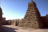 Das undatierte UN-Foto zeigt das Minarett einer Moschee, die aus Lehm gebaut ist, in Timbuktu, Mali. Als 2012 Tuareg-Rebellen mit Unterstützung von islamistischen Milizen den Norden Malis überrannten, übernahm die Ansar-Dine-Miliz die berühmte Wüstenstadt. Im Sommer begannen sie Heiligengräber zu zerstören. Es gelang den Bewohnern zwar einen Großteil der wertvollen Bibliotheken zu retten. Doch ein Teil der Heiligtümer liegt weiter in Trümmern. Die Versprechen der Weltgemeinschaft und der UN-Kulturorganisation Unesco, die Heiligtümer wieder aufzubauen, haben sich bisher jedenfalls noch nicht materialisiert. Dafür hat die rechtliche Aufarbeitung der Kulturzerstörungen im März 2016 begonnen.