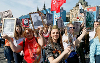 Wo kommt dieser Patriotismus her? Russinnen auf der Militärparade zum 70. Jahrestag des Sieges über Hitler-Deutschland am 9. Mai 2015 auf dem Roten Platz in Moskau. Foto: dpa