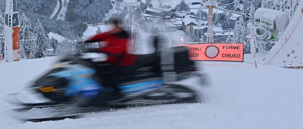 Die 64-Jährige sei am frühen Morgen im Skigebiet SkiWelt Ellmau-Going der Gemeinde Ellmau auf einer rot markierten Piste gefallen, abgerutscht und über den Pistenrand hinausgeraten, wie die Polizei Tirol am Freitagabend berichtete.