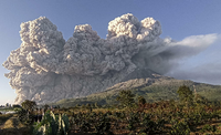 Zwei Vulkane in Indonesien ausgebrochen