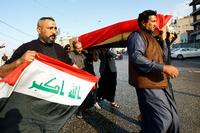 Trauernde in der südirakischen Stadt Nassirija tragen einen Sarg mit einem getöteten Demonstranten. Foto: Alaa al-Marjani/REUTERS