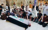 Gebet am Sarg des Ermordeten am Montag im irakischen Najaf. Foto: Alaa al-Marjani/Reuters