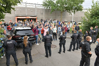 Proteste bei der Veranstaltung mit Sachsens Ministerpräsident Michael Kretschmer in Freiberg. Foto: Eckardt Mildner