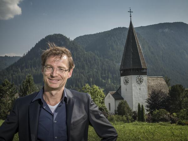 Christoph Müller, Intendant des Gstaad Menuhin Festivals, vor der Kirche in Saanen