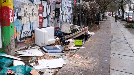 Müll liegt in der Köpenicker Straße in Kreuzberg.