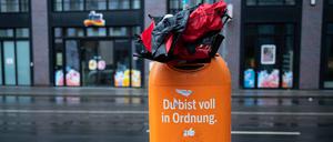 Ein überfüllter Mülleimer. In Berlin bleibt wegen des Warnstreiks vielerorts der Müll liegen. (Symbolfoto)