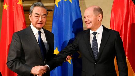Bundeskanzler Scholz fest im Griff von Pekings Topdiplomat Wang Yi. Hat Deutschland die wahre Dimension seines Chinaproblems nicht erkannt?