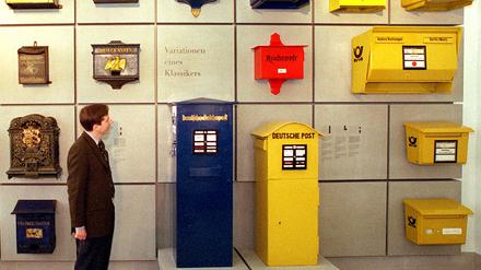 Briefkästen verschiedener Variationen und Herkunft hängen in der Dauerausstellung im Museum für Kommunikation in der Leipziger Straße in Berlin-Mitte.