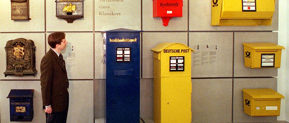 Briefkästen verschiedener Variationen und Herkunft hängen in der Dauerausstellung im Museum für Kommunikation in der Leipziger Straße in Berlin-Mitte.