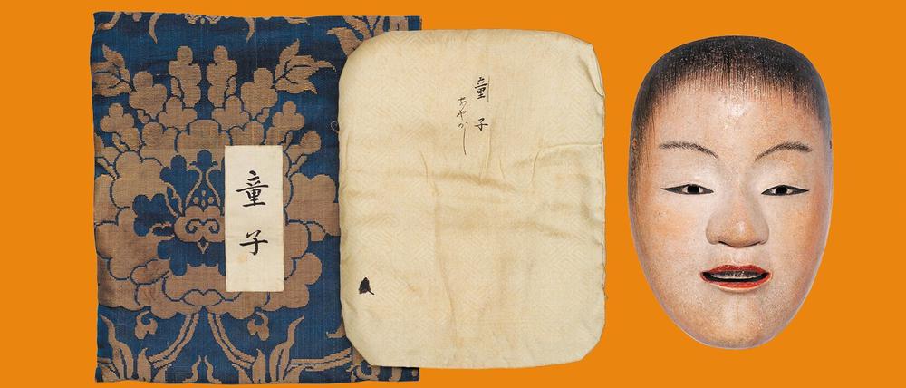 Japanische Nō-Maske eines Knaben mit Beutel und Kissen aus dem 16./17. Jahrhundert. Sie stammt aus dem Besitz der Fürstenfamilie Nanokaichi-Maeda.
