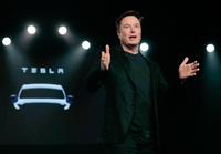 Tesla-Chef Elon Musk spricht am 14. März 2019 vor der Enthüllung des Teslas Modell Y in Teslas Designstudio. Foto: Jae C. Hong/AP/dpa