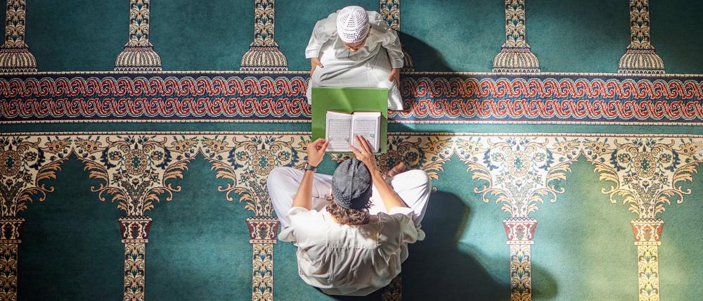 Zwei Muslime beim Gebet in der Moschee.