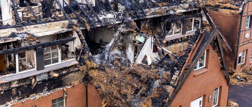 Rauch steigt aus den Resten des abgebrannten Hotelgebäudes auf. Das Gebäude in dem Flüchtlinge aus der Ukraine untergebracht waren, ist in der Nacht vom 19. zum 20.10.2022  abgebrannt. 