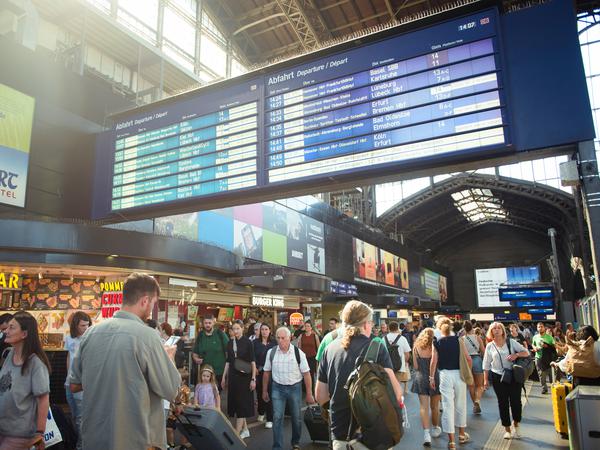 An einer Anzeigetafel am Hamburger Hauptbahnhof wurden nach mutmaßlichen Brandanschlägen Zugumleitungen und Zugausfälle vermeldet.