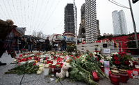 Trauernde legen am 21.12.2016 am Anschlagsort auf dem Weihnachtsmarkt am Breitscheidplatz in Berlin Blumen nieder und zünden Kerzen an. Bei dem Anschlag mit einem Lastwagen auf den Weihnachtsmarkt an der Gedächtniskirche am Montagabend (19.12.2016) in Berlin wurden zwölf Menschen getötet, mehr als 50 weitere Personen wurden zum Teil schwer verletzt. Foto: Bernd von Jutrczenka/dpa +++(c) dpa - Bildfunk+++
