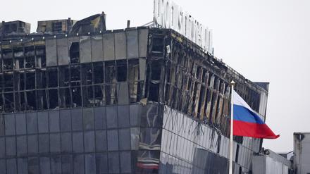 Nach dem Terroranschlag im Nordwesten Moskaus auf eine Konzerthalle dauern die Ermittlungen an.
