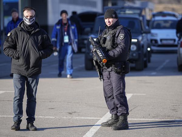 Ein Polizeibeamter steht in der Nähe der Crocus City Hall nahe Moskau, die am Freitag Ziel eines Terroranschlags wurde.