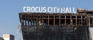 Blick auf die bei einem Terroranschlag  beschädigte Konzerthalle Crocus City Hall. 