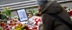 Eine Frau legt nach dem Tod Nawalnys vor der russischen Botschaft Blumen nieder. 