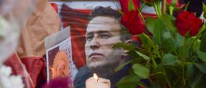 London: An einer behelfsmäßigen Gedenkstätte gegenüber der russischen Botschaft stehen Blumen, Kerzen, und Karten um ein gerahmtes Foto von Alexej Nawalny.