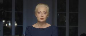 Dieses Standbild aus einem Video, das vom Nawalny-Team am Montag, 19. Februar 2024, veröffentlicht wurde, zeigt Julia Nawalnaja, die Witwe des russischen Oppositionsführers Nawalny, während einer Videobotschaft. 