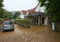 In Bad Neuenahr im besonders schwer betroffenen Landkreis Ahrweiler beginnen die Aufräumarbeiten nach dem Hochwasser. Foto: Philipp von Ditfurth/dpa