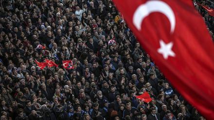 Eine Menschenmenge lauscht der Rede von Ekrem Imamoglu, damals Bürgermeisterkandidat der Republikanischen Volkspartei für Istanbul (Archivbild vom 16. April 2019).