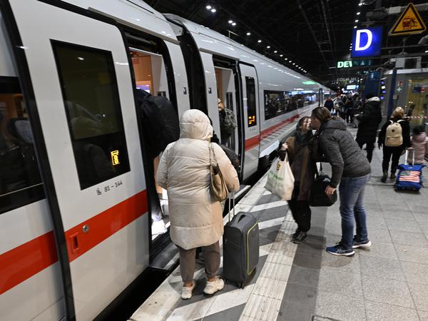 Reisende steigen in einen ICE der Deutschen Bahn am Kölner Hauptbahnhof ein.