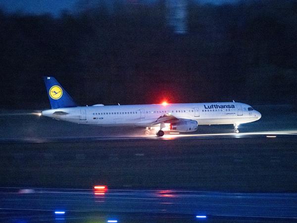 Ein Airbus A321-231 der Lufthansa startet am frühen Morgen vom Flughafen Hamburg Richtung Frankfurt.