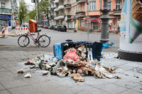 Eine angekohlte Mülltonne liegt am 2. Mai am Boden in der Nähe des Hermannplatzes. Foto: Annette Riedl/dpa
