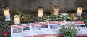 13.10.2023, Berlin: An der jüdischen Synagoge in der Oranienburger Straße liegen zum Gedenken an die Opfer des Terrorangriffs der Hamas Blumen. Außerdem sind Blätter mit der Überschrift "Vermisst" zu sehen - sie zeigen Menschen, die seit dem Überfall vermisst werden. Foto: Paul Zinken/dpa +++ dpa-Bildfunk +++