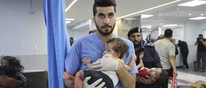 Palästinensische Kinder, die bei israelischen Angriffen verwundet wurden, werden in das Schifa-Krankenhaus gebracht.