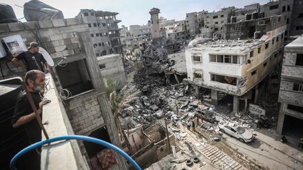 Palästinenser inspizieren zerstörte Gebäude nach israelischen Luftangriffen auf das Flüchtlingslager Shati. Israel reagiert auf den massiven Angriff durch die Hamas mit Luftangriffen im Gazastreifen. 