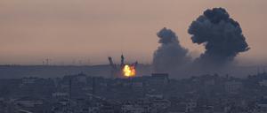 Rauch steigt nach einem israelischen Luftangriff aus einem Gebäude in Gaza auf.