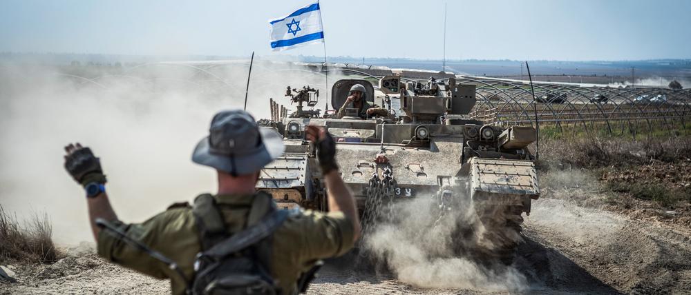 14.10.2023, Israel, Sderot: Israelische Kampffahrzeuge und Panzer sind in der Nähe der Grenze zwischen Israel und Gaza im Einsatz. Foto: Ilia Yefimovich/dpa +++ dpa-Bildfunk +++